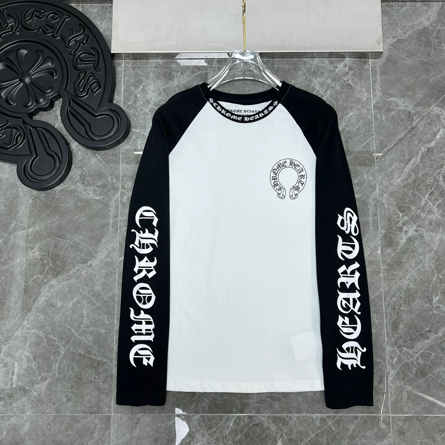 P160 Chrome Hearts 🍁Long T Series🍁 Available simultaneously at counters❤️The fabrics are fully upgraded! ! Crowe's black and white lettered large horseshoe color-blocking long-sleeved T. Printed and dyed with imported environmentally friendly glue. Re-engraved version 1:1 high weight original fabric 🌈Recommended color: black and white color-blocking🌈 Size: S, M, L, XL